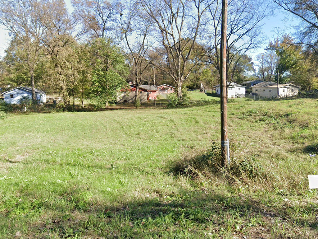 Great plot of land in a peaceful community along the river