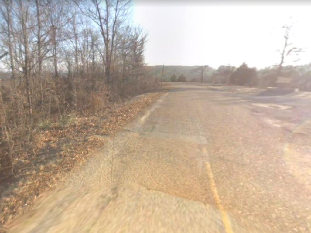 Beautifully wooded property minutes from a lake4