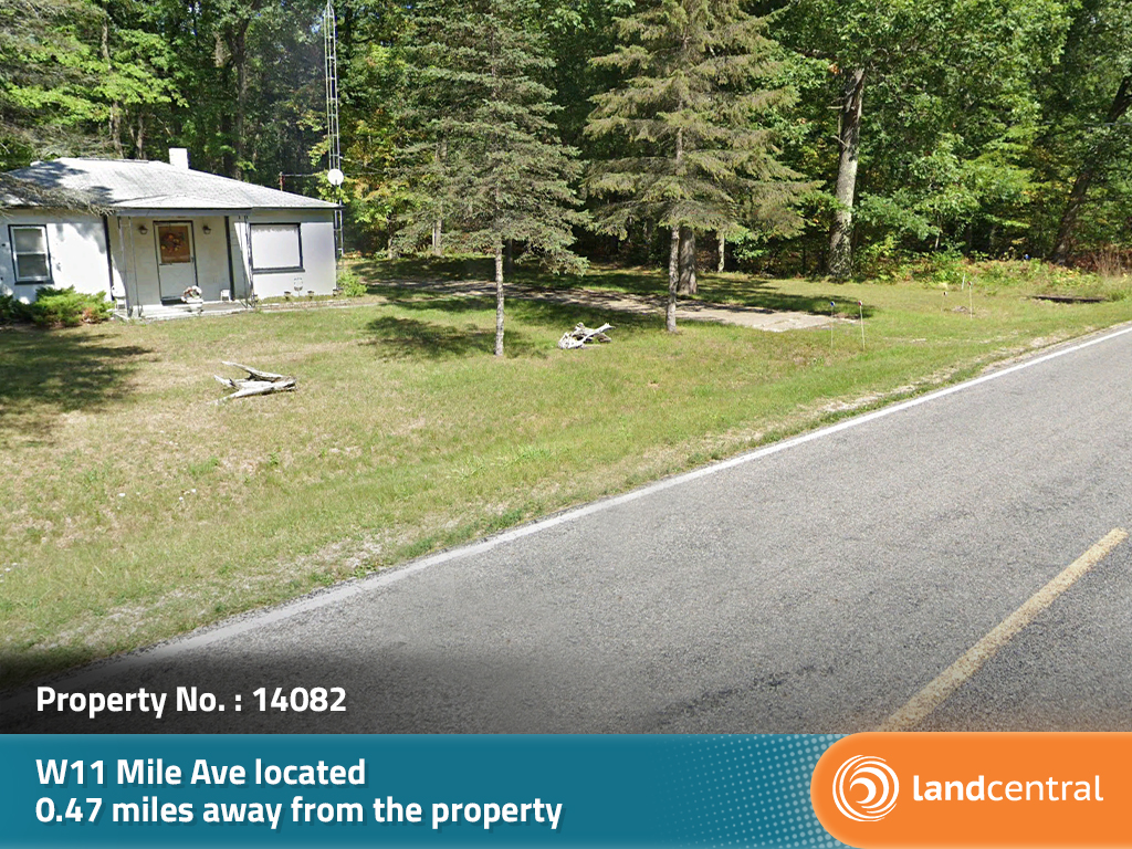 Large property for the neighborhood with a lake nearby1