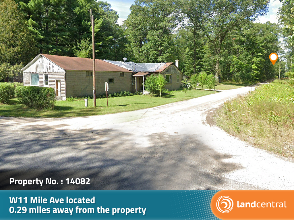 Large property for the neighborhood with a lake nearby1